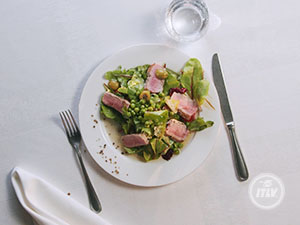 Салат с обожженным тунцом, оливками, горошком